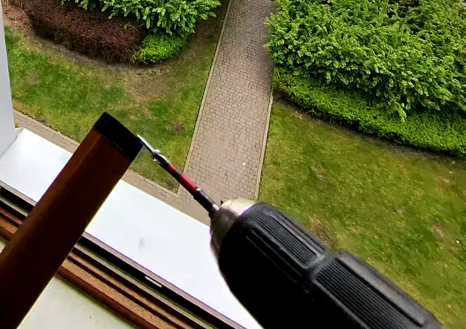 Składanie brązowej listwy nawiewnika z czarnym elementem końcowym