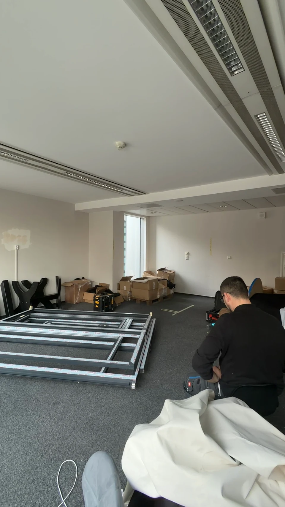 Przygotowane ramy aluminiowe na podłodze biura przed ustawieniem ścianek.