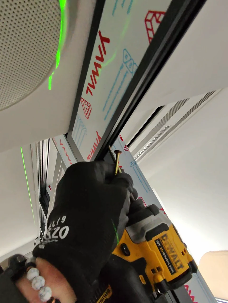 Mocowanie aluminiowego profilu z widoczną linią lasera i folią ochronną YAWAL.