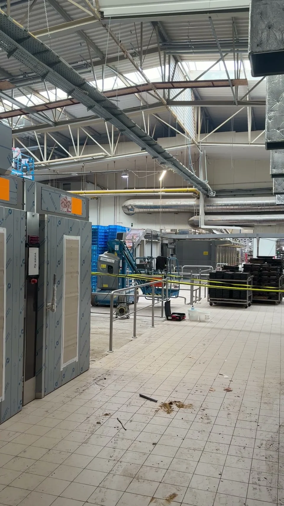 Przestrzeń produkcyjna Galerii Wypieków Lubaszka podczas przygotowań do montażu przeszkleń