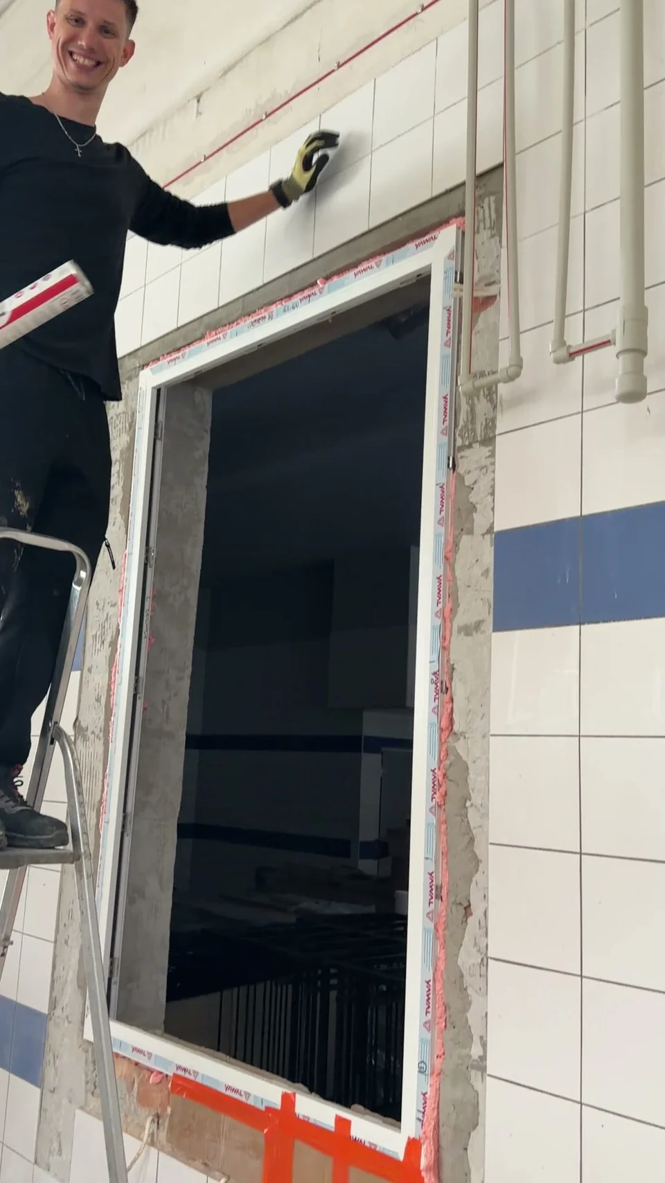 Monter przygotowujący górną część ramy YAWAL w otworze ściennym