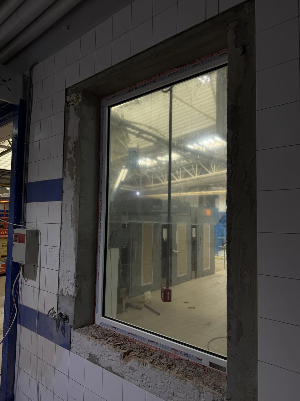 Stałe przeszklenie aluminiowe YAWAL między wnętrzami produkcyjnymi Galerii Wypieków Lubaszka
