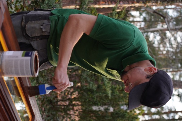 Serwisant Mistrz Okien uszczelnia narożnik skrzydła silikonem